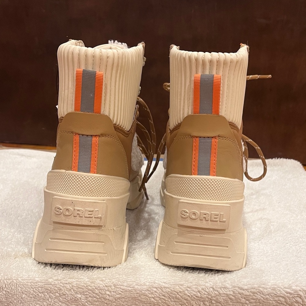 Sorel Tan and Cream platform winter boots